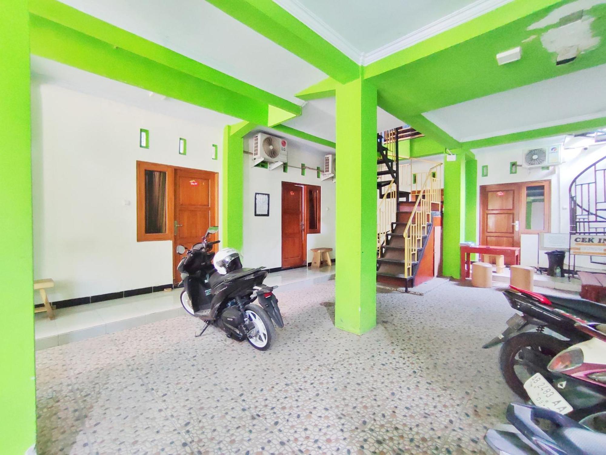 Happy Syariah Hotel Near Jombor Mitra Reddoorz Sleman  Exterior photo
